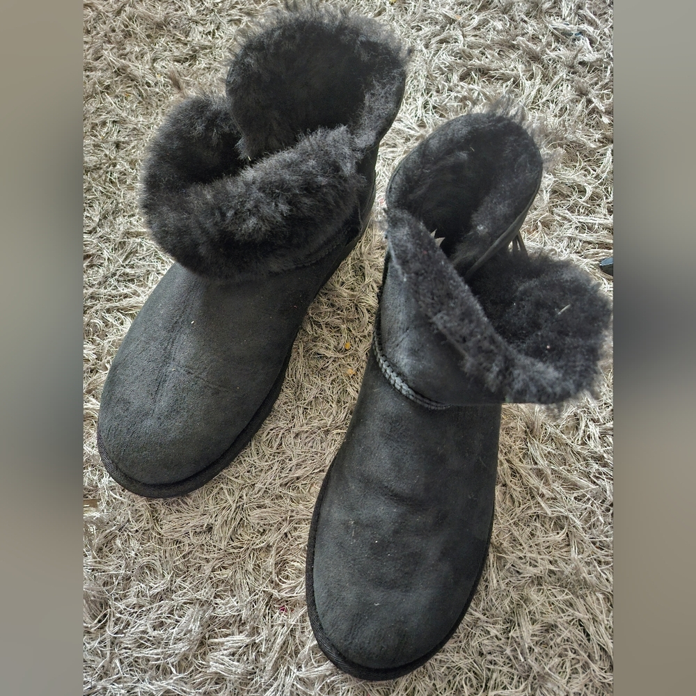 Like new UGG black boots size 11 fits sz 10